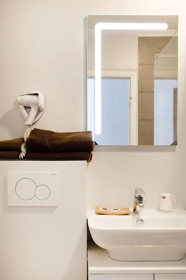 Hotel De L'Etoile Antibes 3*,